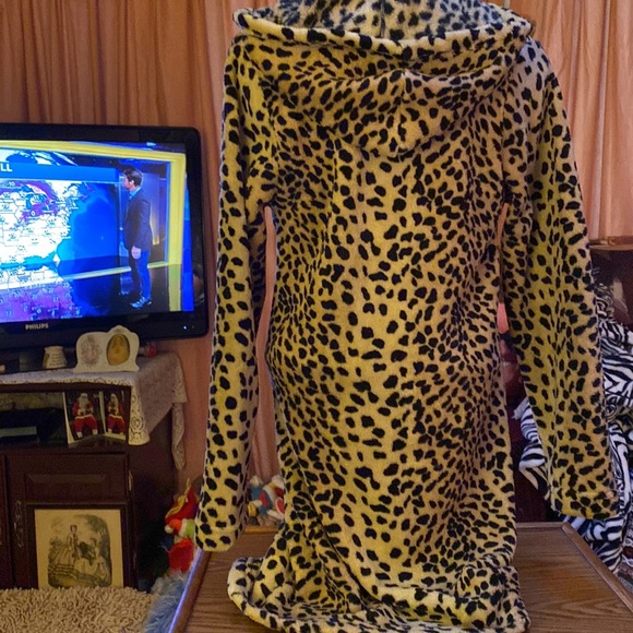 Juniors small cheetah print robe - Picture 2 of 3